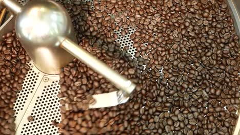 Aufnahmen-Von-Den-Prozessen-Der-Kaffeeröstung-Mit-Dem-Kaffeeröster