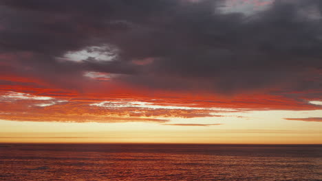 Ruhiger-Und-Schöner-Orangefarbener-Sonnenuntergang-In-Bakoven,-Kapstadt,-Südafrika---Breite-Aufnahme