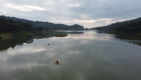 Asian-People-canoeing-on-a-reservoir-in-the-morning-with-a-beautiful-view