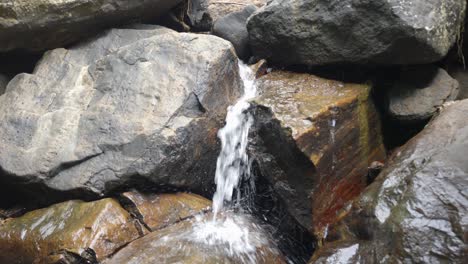 Toma-Estática-De-Agua-De-Naturaleza-Hermosa-Que-Fluye-Suavemente-Entre-Rocas,-Sri-Lanka