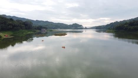 Asian-People-canoeing-on-a-reservoir-with-a-beautiful-view