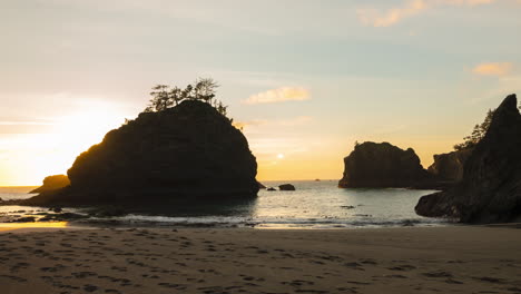 4k-Time-lapse-of-beautiful-Oregon-Coast-Beach-Pacific-Northwest-nature-landscape-at-sunset