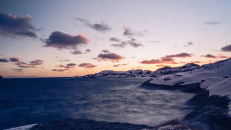 Zeitraffer-Der-Rauen-See-Während-Des-Sonnenuntergangs-An-Einer-Lofotenküste-Im-Winter