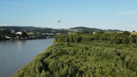 Ein-Heißluftballon,-Der-über-Der-Oberösterreichischen-Landschaft-Aufsteigt
