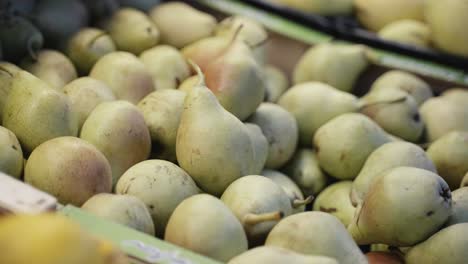 A-pile-of-fresh-pears-on-display-at-the-supermarket