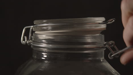 Hand-opening-and-closing-glass-preserving-jar-with-metal-bracket