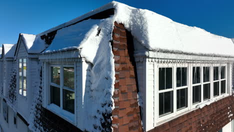 Haus-Mit-Eiszapfen-Und-Schnee-Auf-Dem-Dach