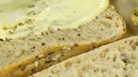Verteilen-Von-Aioli,-Weißer-Knoblauchsauce-In-Brot