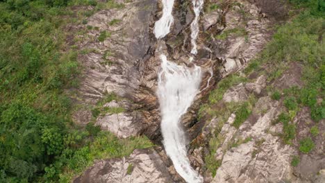 Top-Luftbild-Auf-Dem-Bergkaskadenwasserfall