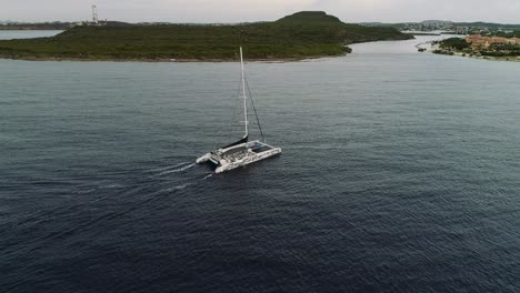 Segelboot-Am-Strand-Von-Santa-Barbara-Auf-Der-Niederländischen-Karibikinsel-Curaçao,-Im-Südosten-Der-Insel-Gelegen