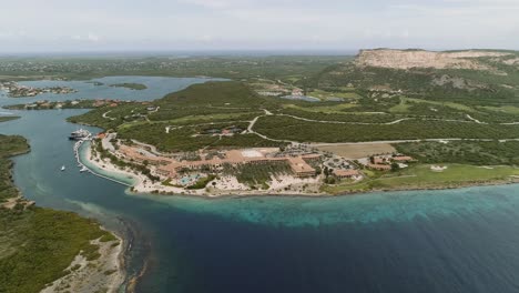 Santa-Barbara-Beach-Hochaltitude-Luftaufnahme-Des-Privaten-Strandes-Auf-Der-Niederländischen-Karibischen-Insel-Curaçao,-Im-Südosten-Der-Insel-Gelegen