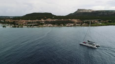 Segelboot-Am-Strand-Von-Santa-Barbara-Auf-Der-Niederländischen-Karibikinsel-Curaçao,-Im-Südosten-Der-Insel-Gelegen