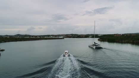 Boot-Luftaufnahme-Am-Strand-Von-Santa-Barbara-Höhe-Luftaufnahme-Des-Privatstrandes-Auf-Der-Niederländischen-Karibikinsel-Curaçao,-Im-Südosten-Der-Insel-Gelegen