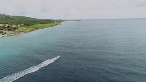Boot-Am-Strand-Von-Santa-Barbara-Auf-Der-Niederländischen-Karibikinsel-Curaçao,-Im-Südosten-Der-Insel-Gelegen