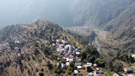 Un-Pueblo-En-La-Cresta-De-Una-Colina-En-Las-Escarpadas-Estribaciones-De-Las-Montañas-Del-Himalaya-De-Nepal
