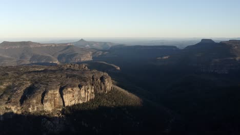 Luftaufnahme-Der-Berge-Bei-Sonnenaufgang-An-Einem-Klaren-Tag