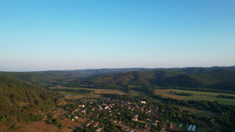 Drohnenschuss-über-Bulgarisches-Dorf-In-Hügel-Und-Wälder-04
