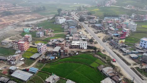 Eine-Luftaufnahme-Einer-Ländlichen-Stadt-In-Den-Hügeln-Von-Nepal