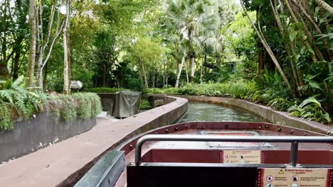 Aussichtspunkt,-Amazon-River-Quest-Wasserfahrt-In-Singapur-River-Wonders,-Safari-Zoo,-Mandai-Reservate,-Kreuzfahrt-Durch-Wunderschöne-üppige-Grüne-Vegetation-Und-Laubumgebung-Mit-Sonnenlicht