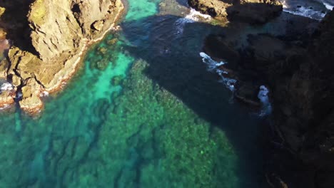Offenbaren-Sie-Kristallblaues-Wasser-Und-Felsiges-Riff,-Das-An-Die-Küste-Der-Pazifischen-Insel-Bricht