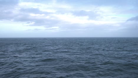 Paseo-En-Barco-De-Ballenas-En-Alta-Mar-En-Islandia,-Avistamiento-De-Ballenas.