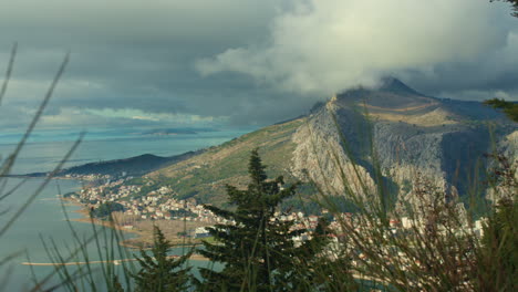 Blick-Von-Einem-Kroatischen-Berg-über-Ein-Kleines-Dorf-Und-Das-Meer-Mit-Einem-Baum-Im-Vordergrund
