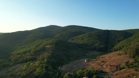 Drohnenschuss-über-Bulgarisches-Dorf-In-Hügel-Und-Wälder-02