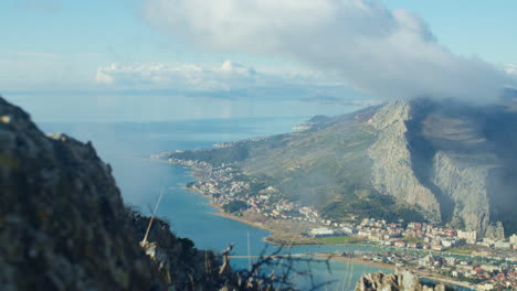 Vista-Desde-Una-Montaña-Sobre-Un-Pueblo-Croata