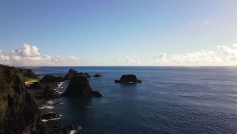 Große-Felsstrukturen,-Die-In-Der-Nähe-Der-Küste-Der-Pazifischen-Insel-Aus-Dem-Wasser-Ragen