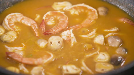 Kochendes-Kochendes-Scharfes-Saures-Tom-Yum-Kung-Garnelen--Und-Pilzsuppe,-Thailändisches-Essen-Tom-Yum-Suppe