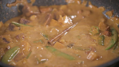Curry-Masaman-Tailandés-Rico,-Cremoso-Y-Sabroso-Vegetariano-Con-Especias-Cocinadas-En-Una-Olla