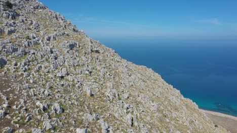 Mittelmeer-Offenbaren-Sich-Von-Der-Felswand,-Italien