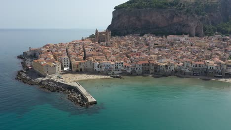 The-beautiful-port-of-Cefalu-in-the-North-of-Sicily