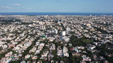 Imágenes-Aéreas-Del-Horizonte-De-La-Ciudad-De-Chennai-Cerca-De-La-Playa-Del-Puerto-Deportivo