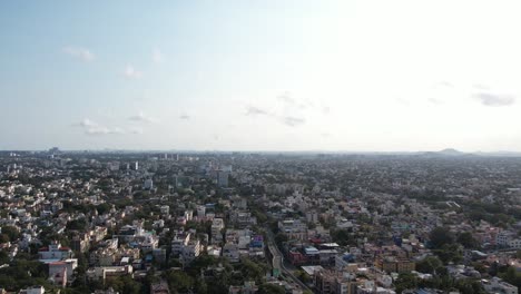 Ciudad-De-Chennai-Al-Amanecer-Con-Cielo-Azul-Y-Ciudad-Cubierta-Por-La-Hermosa-Neblina-Matutina