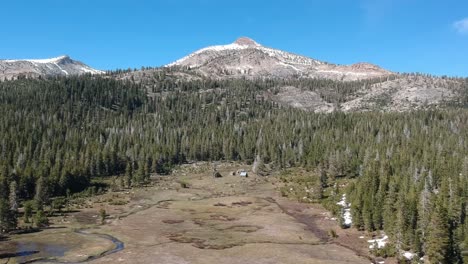 Luftaufnahme-über-Forni-Wiesen-In-Tahoe-Mit-Mäandrierenden-Bächen-Und-Hütten