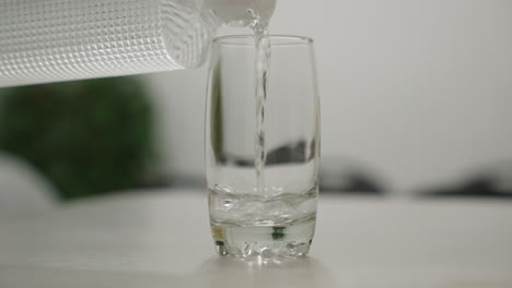 Wasser-In-Zeitlupe-In-Ein-Klares-Glas-Gießen