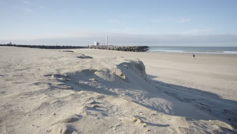 Sanddünenhügel-An-Der-Belgischen-Nordseeküste-In-Ostende,-Belgien---Weitwinkel