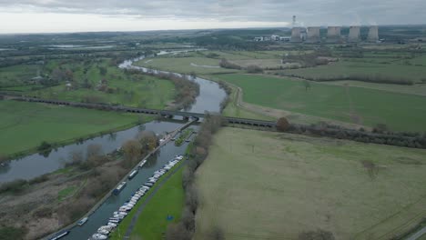 River-Trent,-Kraftwerk-Ratcliffe,-Nottingham,-Großbritannien,-Zuglinie,-Luftlandschaft,-Trüber-Tag,-Energie,-Kühltürme,-Industrie,-Winter