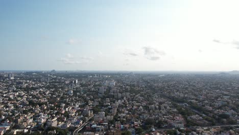 Chennai-Stadt-Bei-Sonnenaufgang-Mit-Blauem-Himmel-Und-Stadt-Bedeckt-Im-Schönen-Blauen-Morgendunst