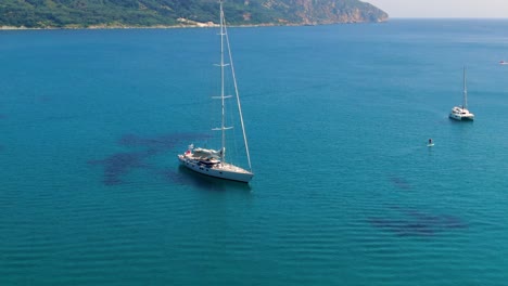 Agios-Georgios-Strand-Mit-Zwei-Booten-Im-Sommer-Korfu-Griechenland