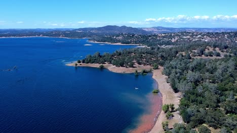 Luftaufnahme-Küstenlinie-Von-Folsom-Lake,-Kalifornische-Landschaft