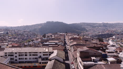 Kuppeln-Der-Kirche-Santo-Domingo-Quito-Ecuador-Und-Dann-Straße-Rocafuerte