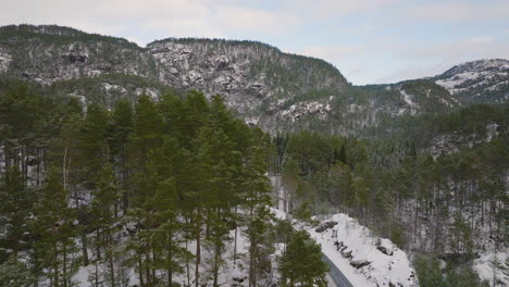 Drohnenschuss,-Der-über-Schneebedeckte-Bäume-In-Den-Bergen-Norwegens-Fliegt