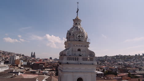 Uhrturm-Der-Kirche-Santo-Domingo-Quito-Ecuador,-Im-Hintergrund-Der-Norden-Der-Stadt