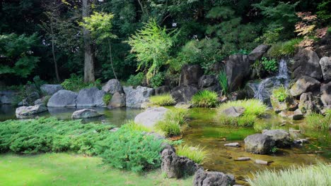 Una-Pequeña-Cascada-En-Un-Jardín-De-Un-Templo-Budista-En-Japón