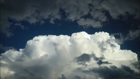 Cumulonimbus-Wolkenbewegung-Im-Zeitraffer-4k-Im-Blauen-Himmel