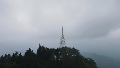 Hermosa-Torre-Ambuluwawa-En-La-Cima-De-La-Montaña-Ambuluwawa-En-El-Complejo-De-Biodiversidad-Ambuluwawa-Que-Es-El-Primer-Santuario-Multirreligioso-De-Sri-Lanka-En-Un-Día-Nublado