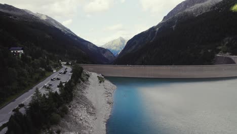Volando-Sobre-El-Gran-Lago-De-Barrera-Del-Embalse-De-Schlegeis-En-El-Valle-De-La-Montaña-Tirolesa-Ötztal