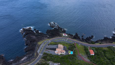 Luftaufnahme-Von-Einem-Der-Erstaunlichen-Natürlichen-Meerespools-Auf-Der-Azoreninsel-Pico